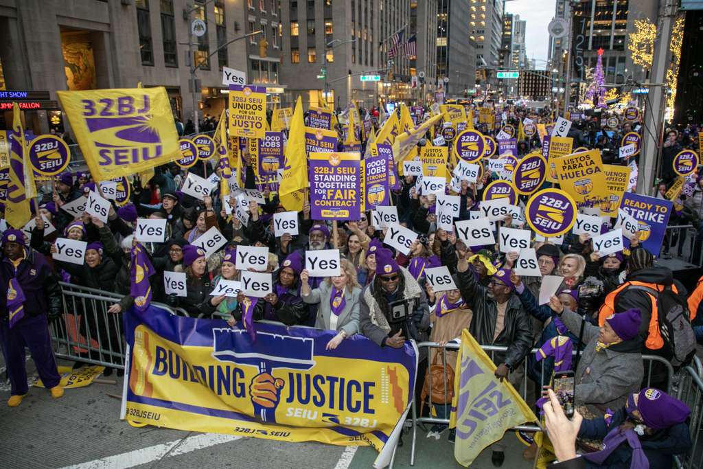 Trabajadores de edificios en Nueva York autorizan huelga que afectaría a 1.5 millones de residentes