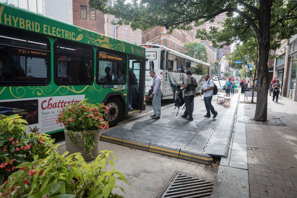 Autoridades de Pittsburgh anuncian plan para mejorar transporte público