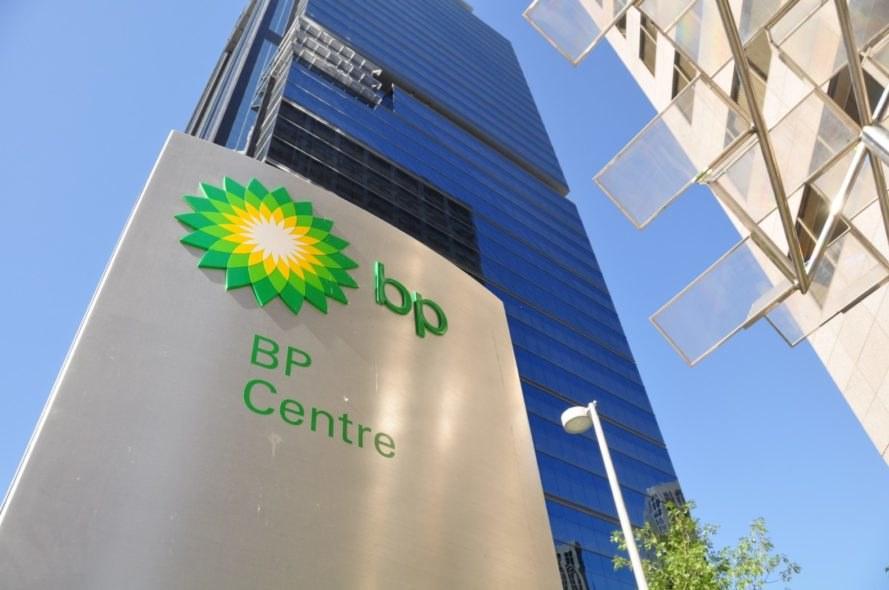 BP reestructura su estrategia y regresa al petróleo ante presión de inversionistas