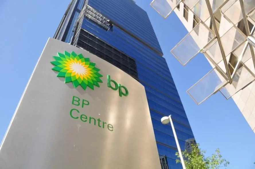 BP reestructura su estrategia y regresa al petróleo ante presión de inversionistas