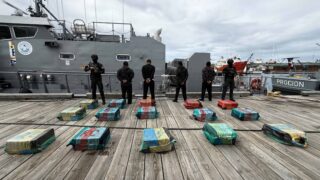 Maritime pursuit ends with seizure of 450 drug packages and arrest of four Venezuelans in Peravia