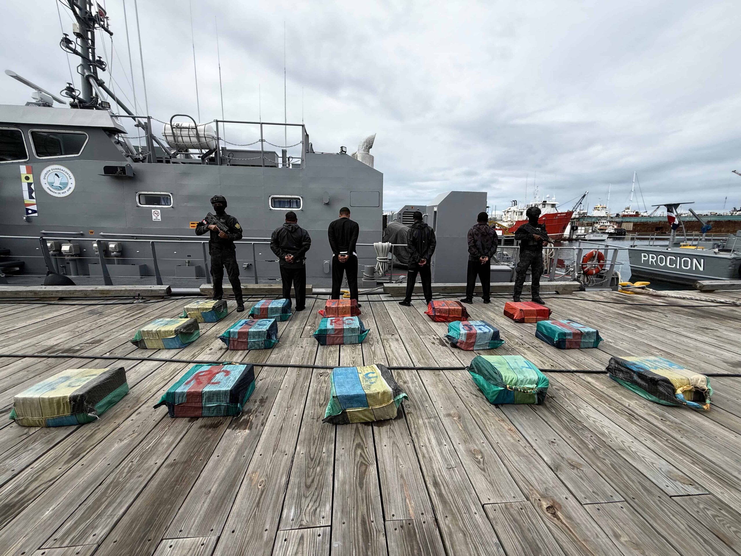 Maritime pursuit ends with seizure of 450 drug packages and arrest of four Venezuelans in Peravia