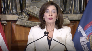 Gobernador Hochul promulga presupuesto estatal centrado en reducción de costos, vivienda y seguridad pública
