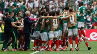 México vence a Sudáfrica y logra su primera victoria en un debut mundialista