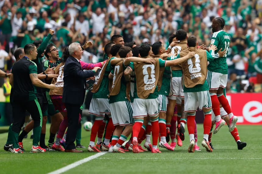 México vence a Sudáfrica y logra su primera victoria en un debut mundialista