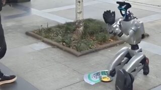 Video de robot aparentemente pidiendo dinero en una calle de China genera debate en redes sociales
