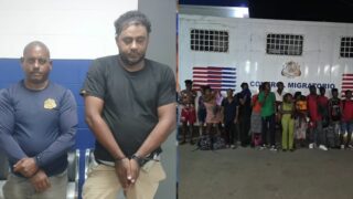 Detienen a dos colaboradores de Migración transportando 22 haitianos en condición irregular