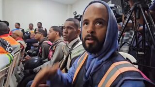 “No todos quieren ponerse el mismo casco”: motoconchistas rechazan uso obligatorio del doble casco