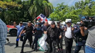 Policía dispersa marcha de profesionales agropecuarios que se dirigía al Palacio Nacional