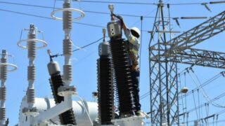 Hombre muere y su pareja resulta gravemente herida tras descarga eléctrica en Santiago