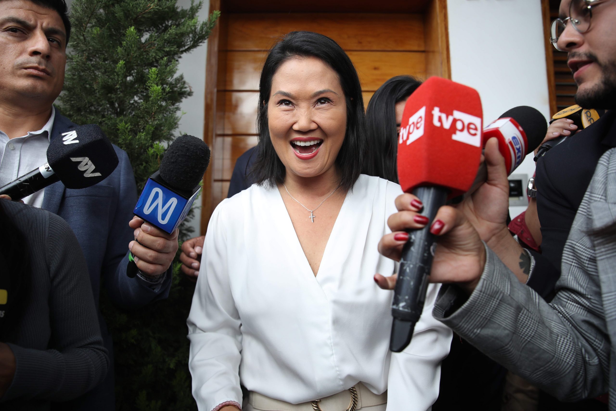 Keiko Fujimori toma ventaja con más del 98 % escrutado en Perú