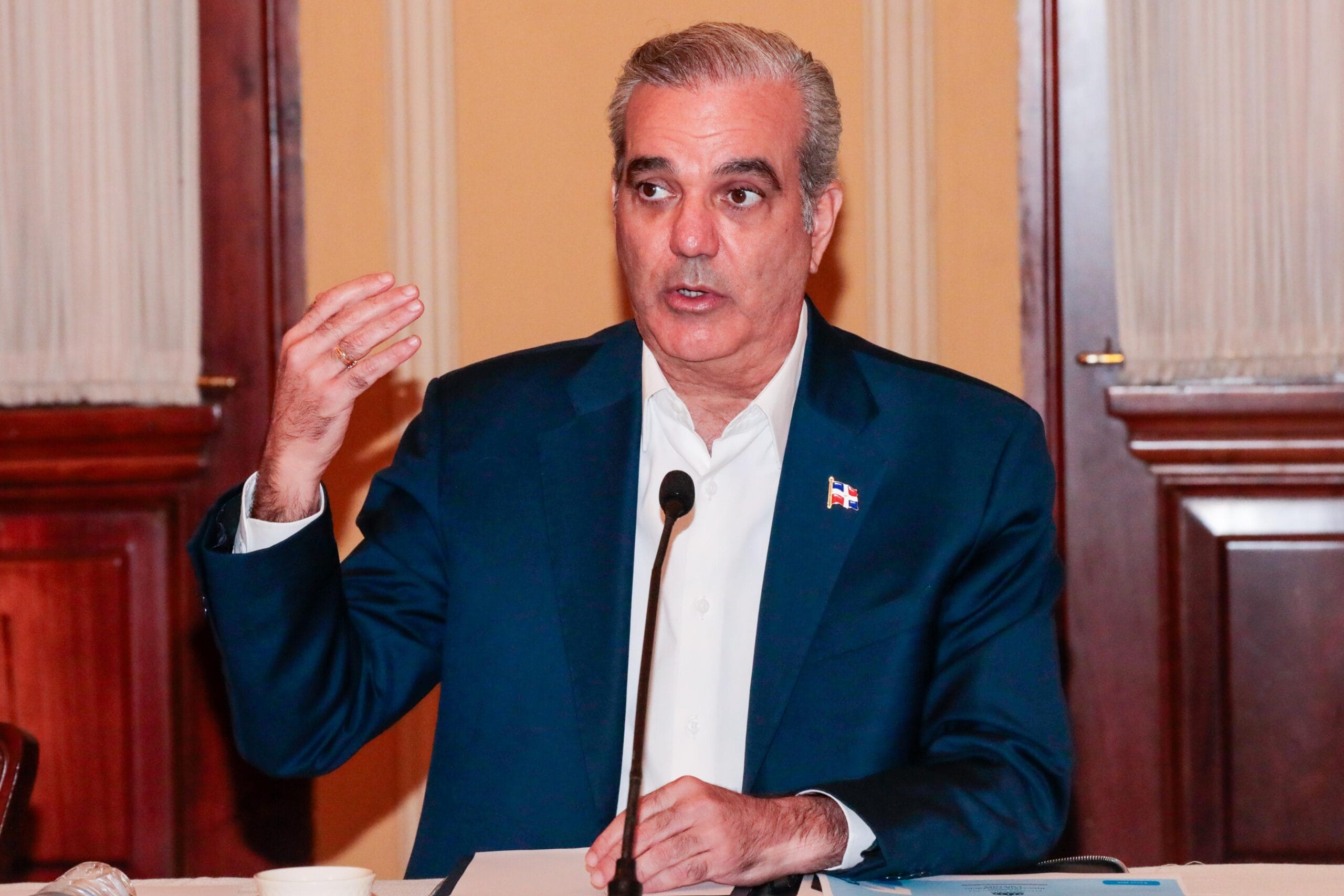 Abinader dispone habilitar un vuelo humanitario para dominicanos en Venezuela 