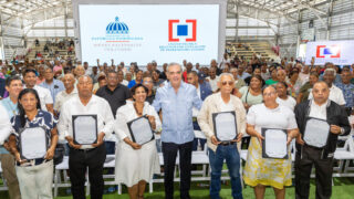 Presidente Abinader entrega 2,322 títulos de propiedad en Domingo Savio 