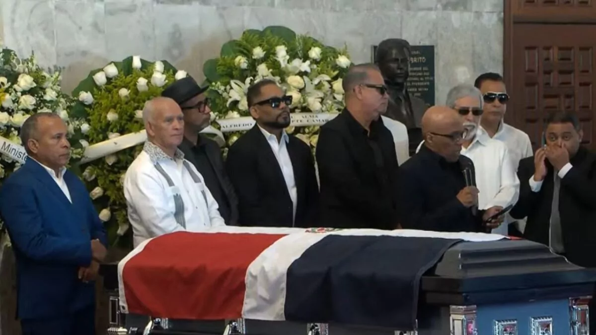Último adiós a Alex Bueno reúne familiares y admiradores