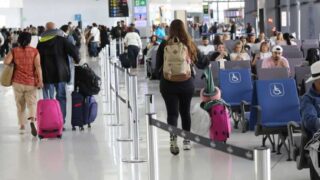 Cancelan 12 vuelos en Puerto Rico por humo de incendios forestales en Canadá