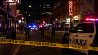 Un tiroteo masivo sacude una concurrida zona del centro de Tucson y deja 10 heridos