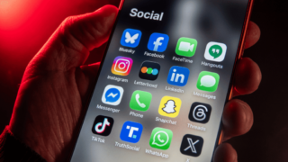 Francia aprueba ley que prohíbe redes sociales a menores de 15 años