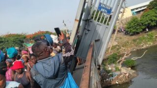 Colapsa puerta metálica del puente sobre el río Masacre; ciudadanos alertan sobre deterioro de la estructura fronteriza