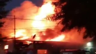 Voraz incendio destruye varios negocios en el mercado municipal de Imbert, Puerto Plata