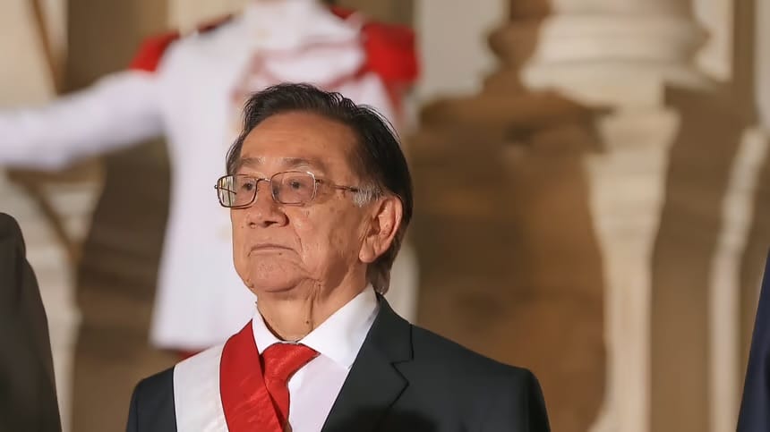 Presidente interino de Perú solicita al Congreso una pensión vitalicia