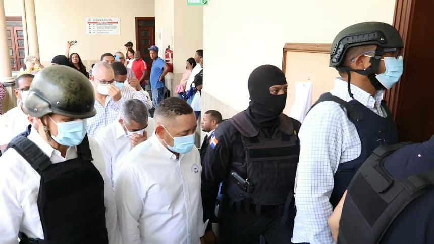 Acusan formalmente a 14 personas y empresas por presunta red de sobornos en instituciones públicas