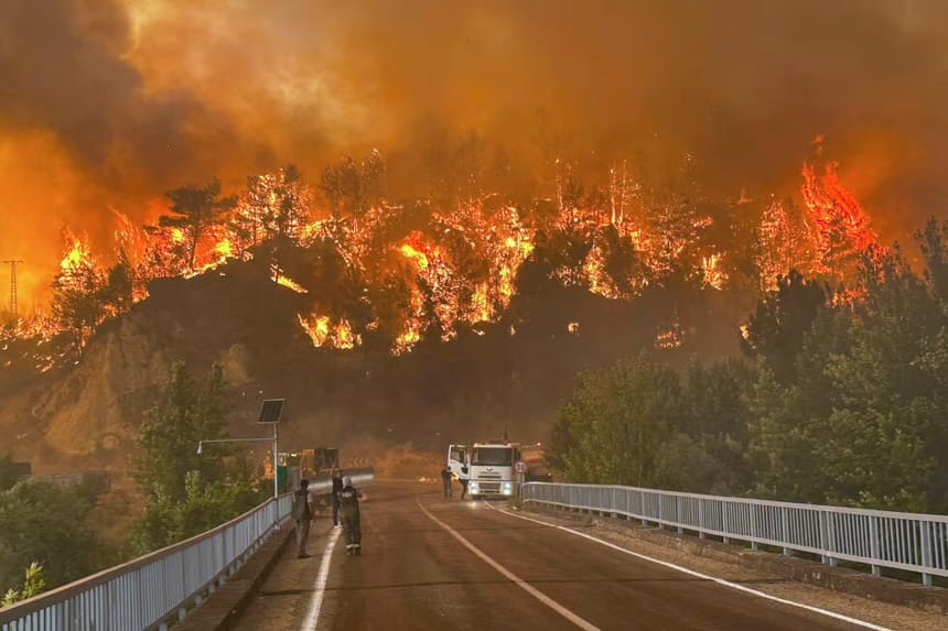 Incendio forestal afecta la costa mediterránea de Turquía en medio de una intensa ola de calor