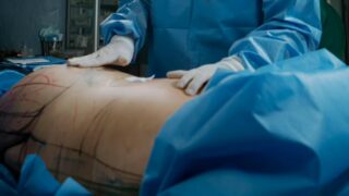 Familiares de joven fallecida tras cirugía estética exigen investigación y justicia