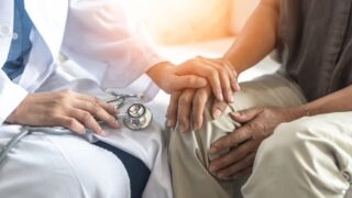 Afiliados a la seguridad social exigen aumentar la cobertura de medicamentos y reformar el sistema