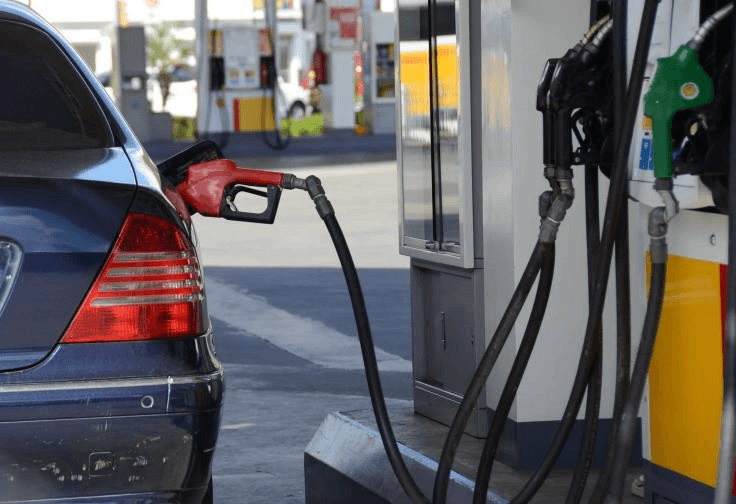 Solo el 59% de lo que pagan los dominicanos por gasolina corresponde al combustible, según el MICM