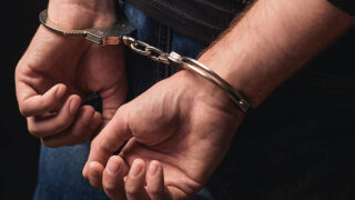 Detienen un dominicano peruanos por asesinato de joven en Italia