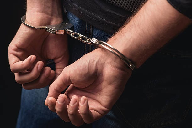 Detienen un dominicano peruanos por asesinato de joven en Italia