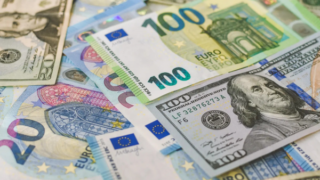 Dólar baja 31 centavos en RD euro se mantiene sobre los RD$69