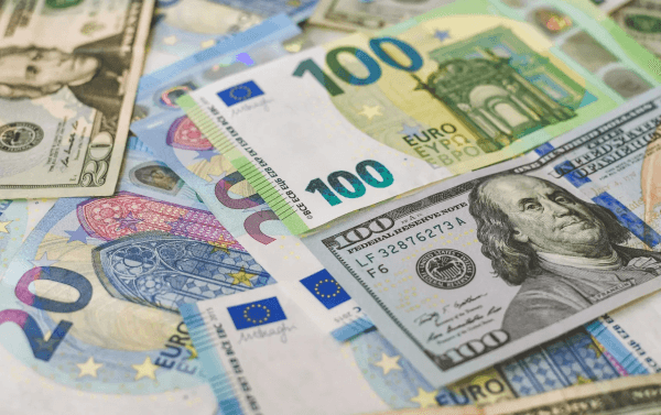 Dólar baja 31 centavos en RD euro se mantiene sobre los RD$69