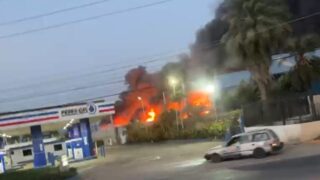 Voraz incendio consume varias naves de la zona franca en Navarrete 