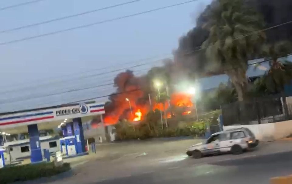 Voraz incendio consume varias naves de la zona franca en Navarrete