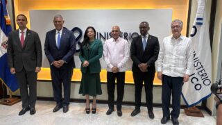 Cónsul Chu Vásquez entrega 849 chalecos antibalas para lucha contra el crimen en RD