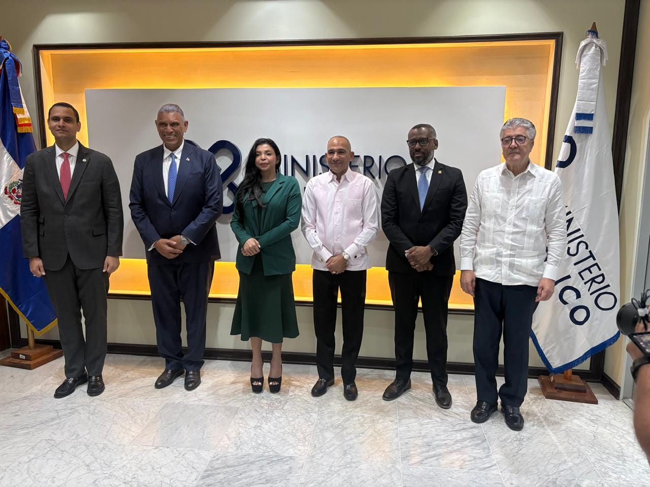 Cónsul Chu Vásquez entrega 849 chalecos antibalas para lucha contra el crimen en RD