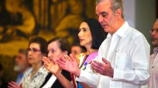 Presidente Luis Abinader celebra su cumpleaños con misa de acción de gracias junto a familiares y amigos