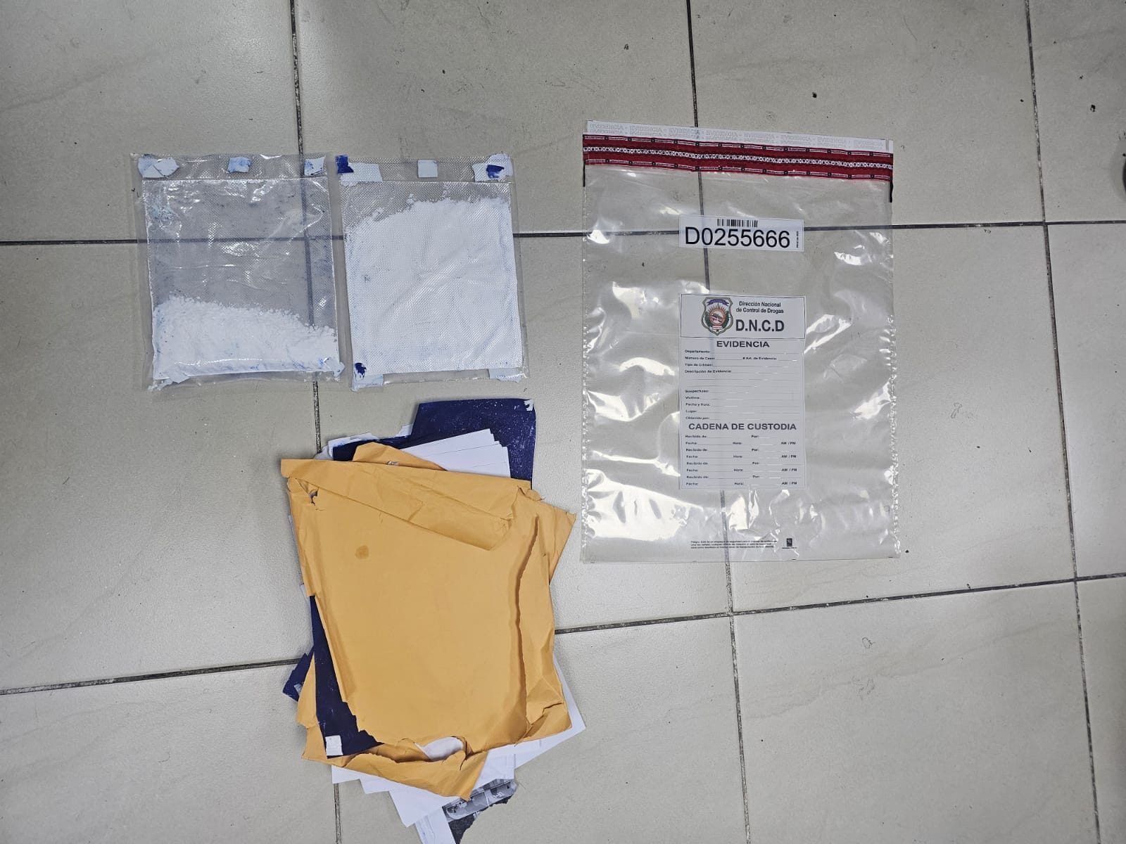 Frustran envío de cocaína a Europa oculta en folders