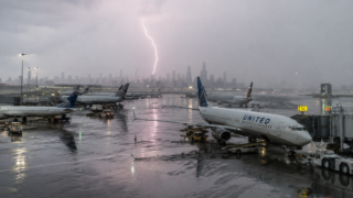 Tormentas paralizan operaciones en aeropuertos de Nueva York con cientos de vuelos cancelados