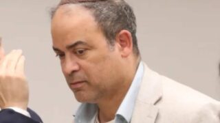 Médico dominicano enfrenta cargos tras muerte de paciente en Nueva York