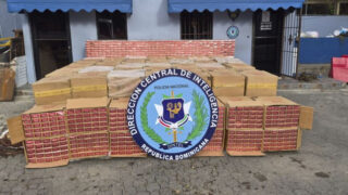 Policía decomisa más de 1.5 millones de cigarrillos de ocultos en un camión cargado de batatas