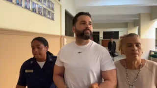 Esposo de presunta víctima enfrenta médico acusado de agresión sexual