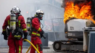 Mueren dos bomberos mientras combatían un incendio cerca de aeropuerto en Francia