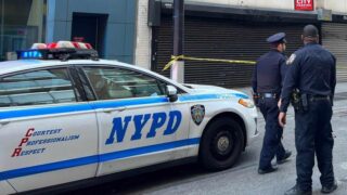 Policía de NY investiga como posibles crímenes de odio dos apuñalamientos en Manhattan