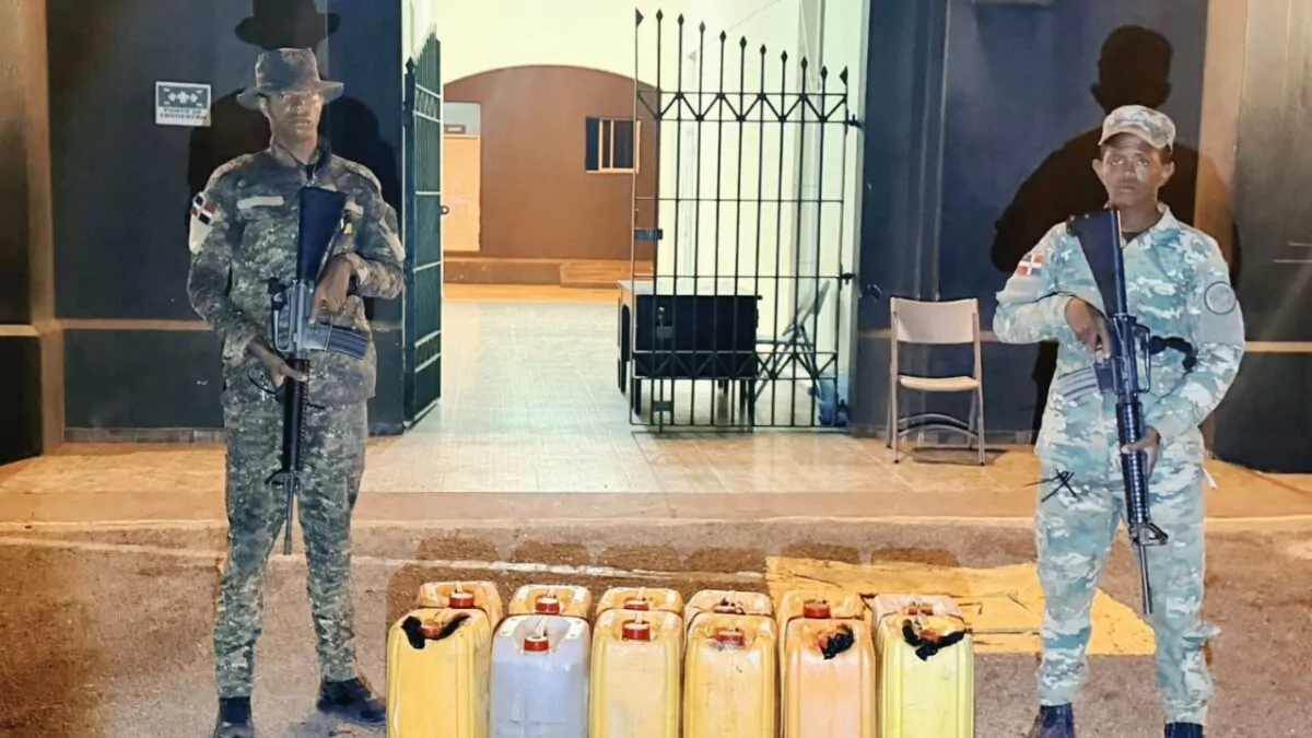 Ejército decomisa 240 litros de clerén introducidos por la costa de Montecristi