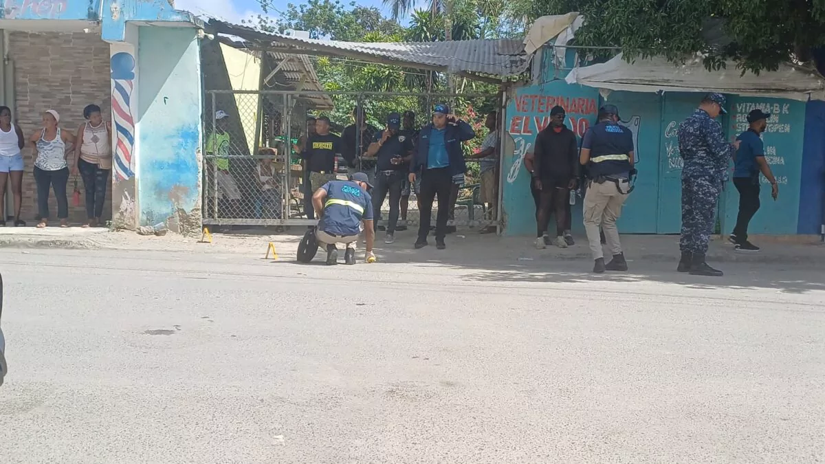 Joven de 21 años muere y otra persona resulta herida en tiroteo en SDE