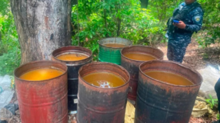 Ceccom desmantela fábrica clandestina de bebidas alcohólicas adulteradas en Baní