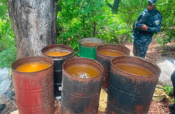 Ceccom desmantela fábrica clandestina de bebidas alcohólicas adulteradas en Baní