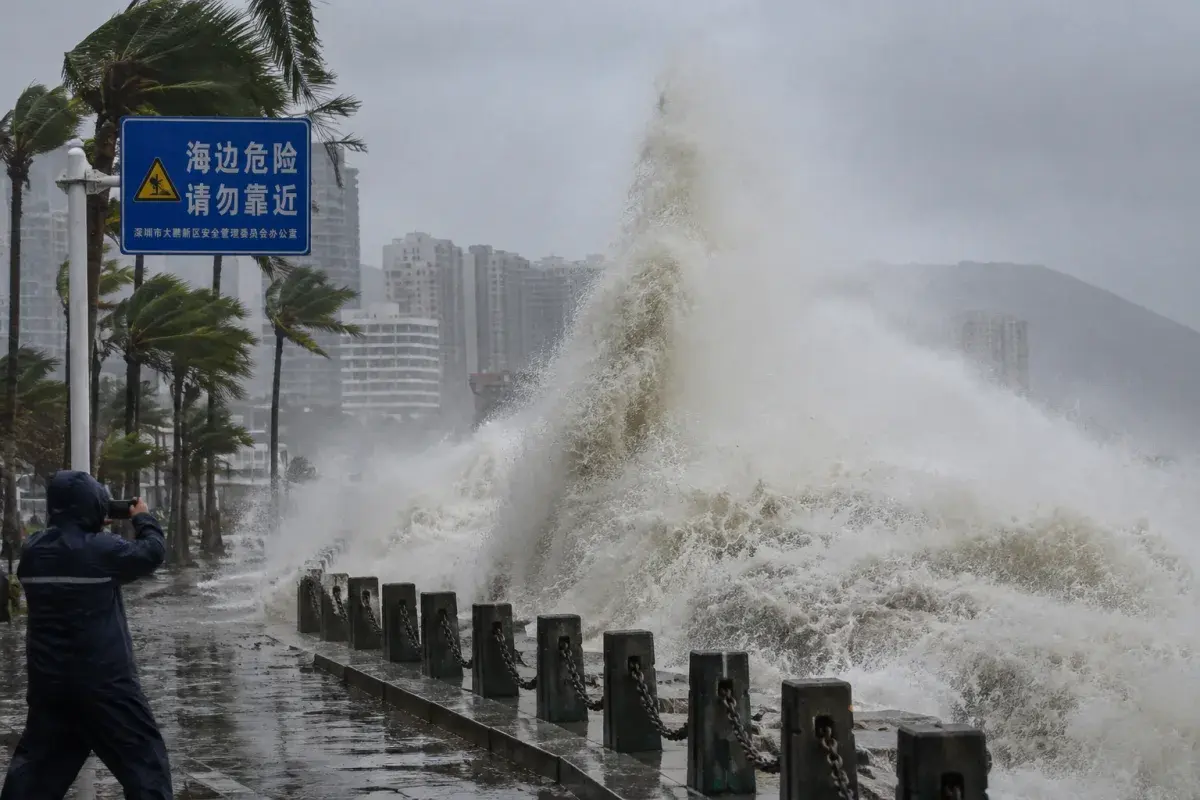 Typhoon Dolphin Slams China, Forces More Than One Million People to Evacuate